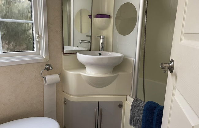 Captivating 2-bed Static Caravan on Private Land - Foto 12