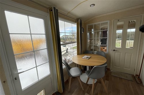 Foto 14 - Captivating 2-bed Static Caravan on Private Land