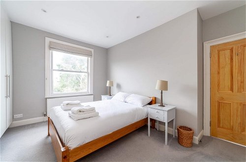 Photo 5 - Modern 2-bed Flat in Shepherds Bush - Comfort & Style