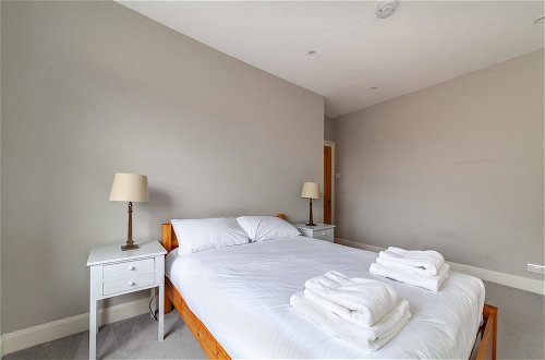Photo 7 - Modern 2-bed Flat in Shepherds Bush - Comfort & Style