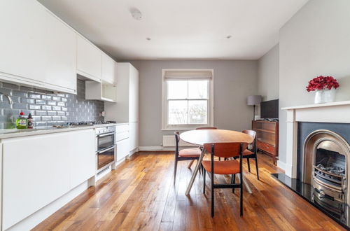 Photo 9 - Modern 2-bed Flat in Shepherds Bush - Comfort & Style