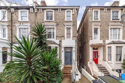 Photo 20 - Modern 2-bed Flat in Shepherds Bush - Comfort & Style