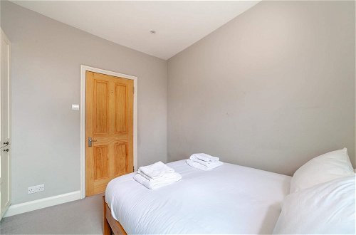 Photo 2 - Modern 2-bed Flat in Shepherds Bush - Comfort & Style