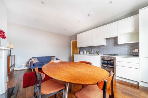 Photo 12 - Modern 2-bed Flat in Shepherds Bush - Comfort & Style