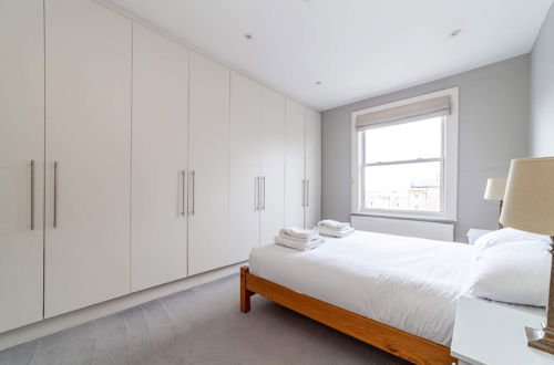 Photo 1 - Modern 2-bed Flat in Shepherds Bush - Comfort & Style