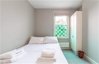 Photo 3 - Modern 2-bed Flat in Shepherds Bush - Comfort & Style