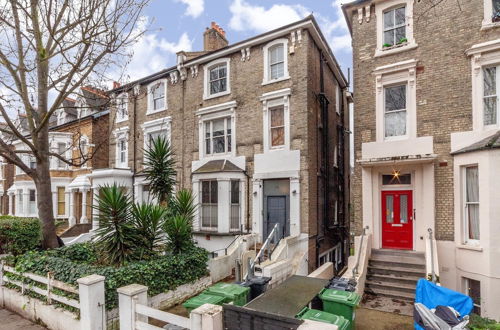 Photo 19 - Modern 2-bed Flat in Shepherds Bush - Comfort & Style