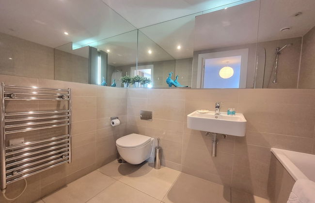 2-bed 2-bath Greenwich Apartment with balcony & lift - Photo 52