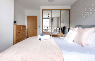 Photo 2 - Rosy and Cosy West London Apartment
