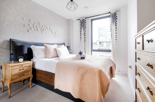 Photo 4 - Rosy and Cosy West London Apartment