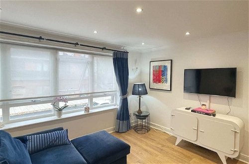 Photo 8 - Chic 1BD Flat - 10 Minutes to Victoria Park