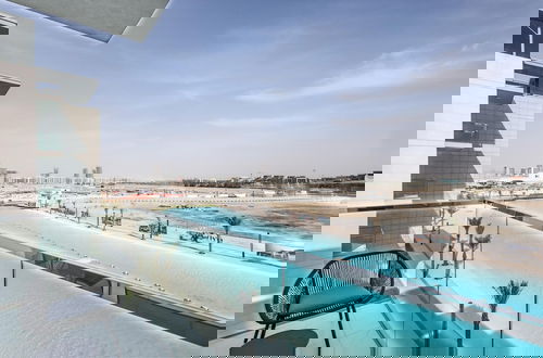 Foto 5 - Elite LUX Holiday Homes - Lagoon View 1 BR Luxury Oasis in MBR Dubai