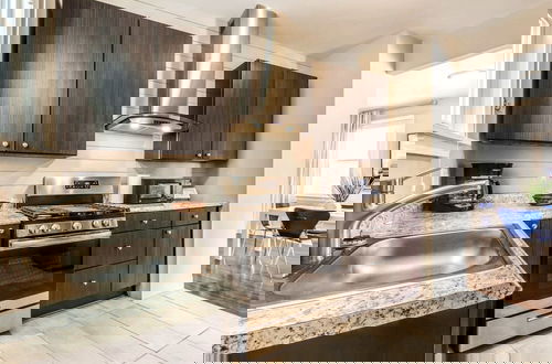 Photo 11 - Great 6 Bedroom Peaceful Family Retreat in the University District