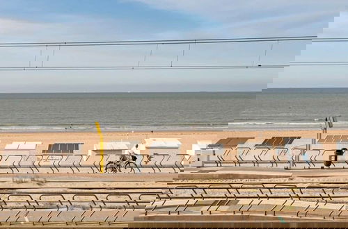 Foto 17 - Cosy Apartment With Amazing Beach View
