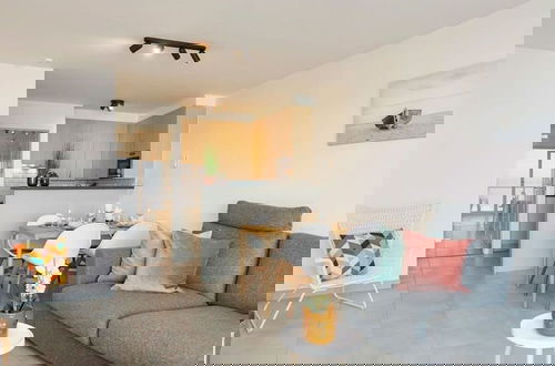 Foto 9 - Cosy Apartment With Amazing Beach View