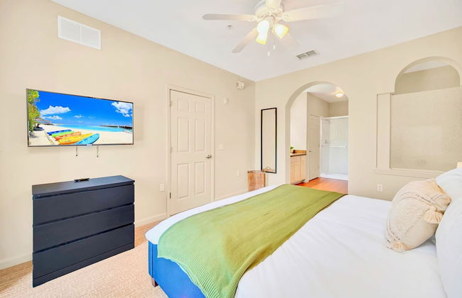 Modern 2BR Condo - With Pool Hot Tub - Photo 9