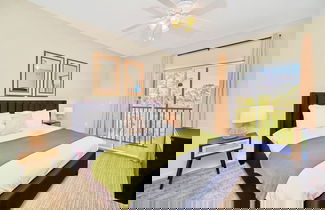 Foto 3 - Modern 2BR Condo - With Pool Hot Tub