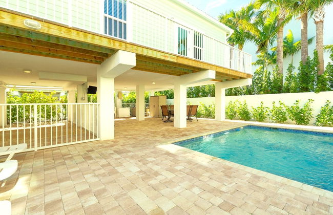 5 Beautiful 4 Bed 3 Bath Pool Home w Free Dock - Photo 40