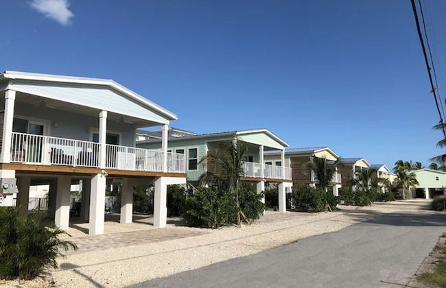 5 Beautiful 4 Bed 3 Bath Pool Home w Free Dock - Photo 36