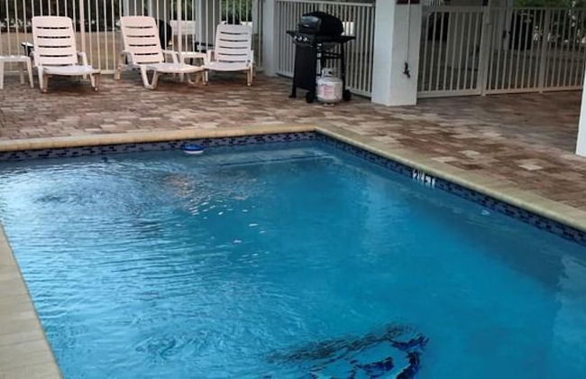 5 Beautiful 4 Bed 3 Bath Pool Home w Free Dock - Photo 8