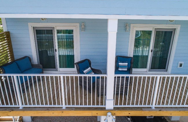 5 Beautiful 4 Bed 3 Bath Pool Home w Free Dock - Photo 11