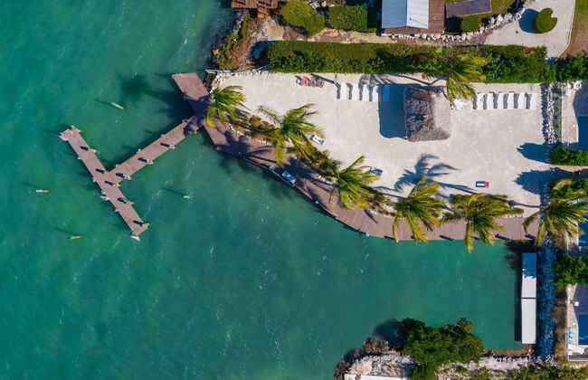 5 Beautiful 4 Bed 3 Bath Pool Home w Free Dock - Photo 42