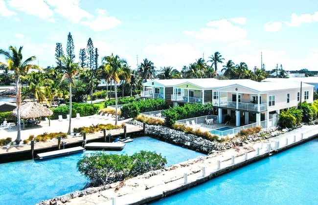 5 Beautiful 4 Bed 3 Bath Pool Home w Free Dock - Photo 38