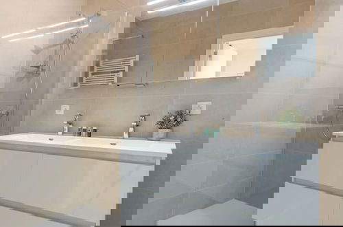 Foto 5 - Modern Apartment With South Facing Terrace