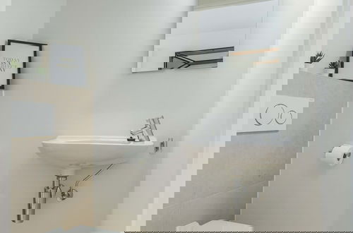Foto 18 - Modern Apartment With South Facing Terrace