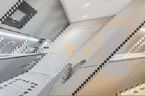 Foto 5 - Stunning Two-bedroom Apartment With a Balcony