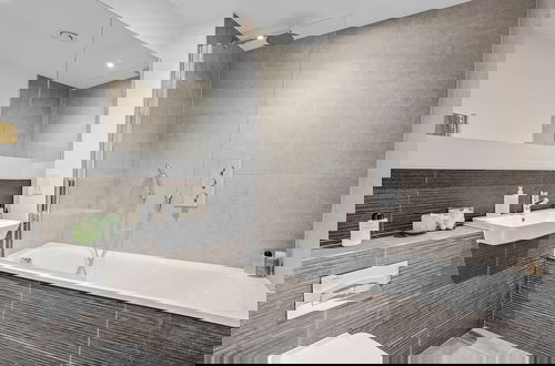 Foto 22 - Stunning Two-bedroom Apartment With a Balcony