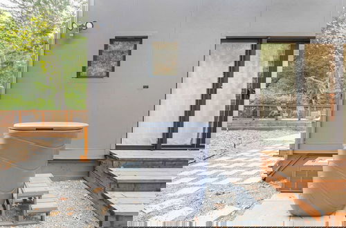 Foto 41 - Mill Creek by Avantstay Modern Design, Patio, Hot Tub