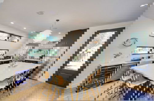 Foto 3 - Mill Creek by Avantstay Modern Design, Patio, Hot Tub