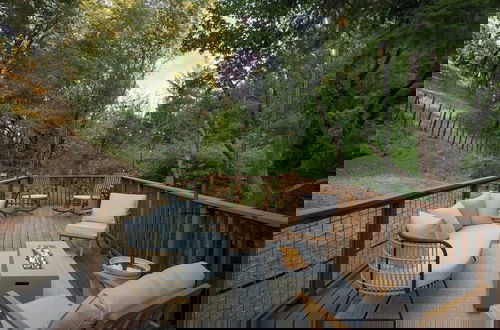 Foto 31 - Mill Creek by Avantstay Modern Design, Patio, Hot Tub