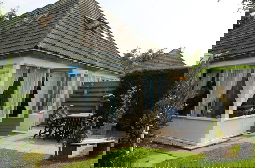 Foto 1 - Bright Holiday Home Near Beach