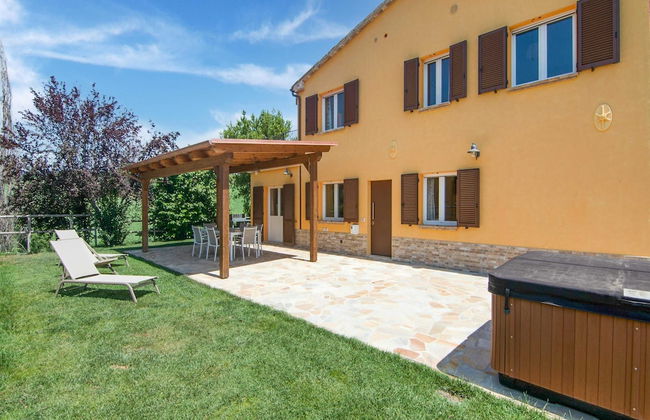 Villa in Ostra Vetere With Pool and Jacuzzis - Photo 37