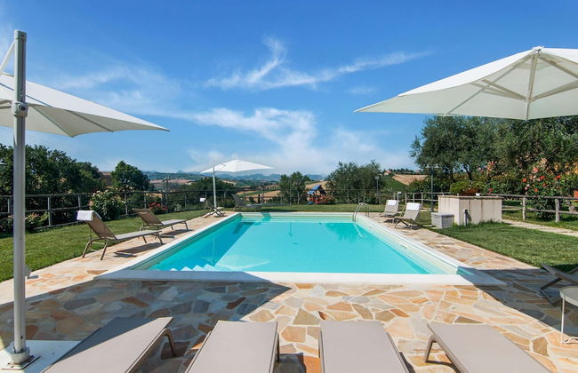Villa in Ostra Vetere With Pool and Jacuzzis - Photo 27