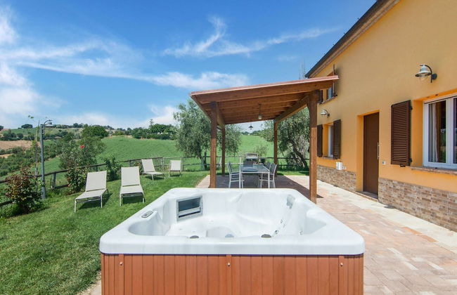 Villa in Ostra Vetere With Pool and Jacuzzis - Photo 28