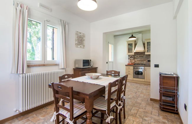 Villa in Ostra Vetere With Pool and Jacuzzis - Photo 32