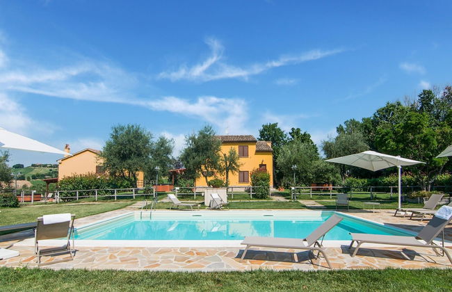 Villa in Ostra Vetere With Pool and Jacuzzis - Photo 1