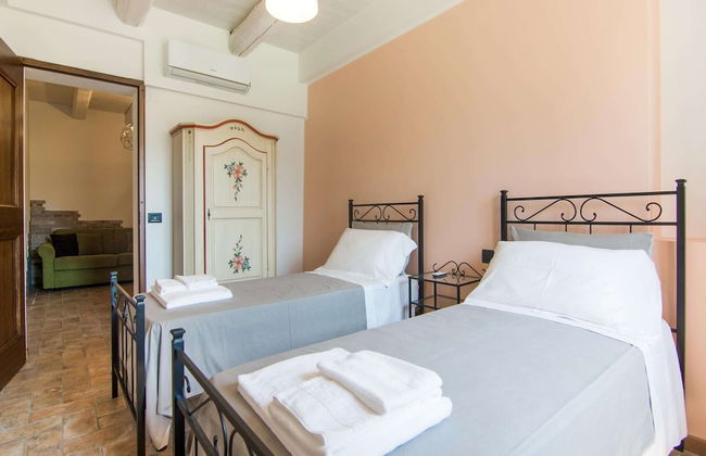 Villa in Ostra Vetere With Pool and Jacuzzis - Photo 9