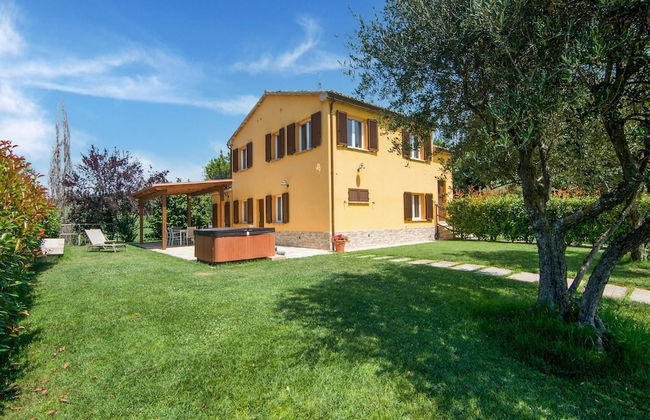 Villa in Ostra Vetere With Pool and Jacuzzis - Photo 34