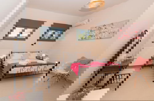 Foto 4 - Villa Near Seaside Village With Pool