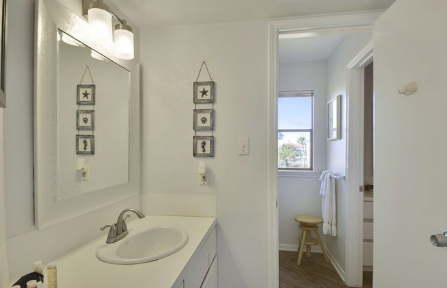 By the Sea - Foto 25