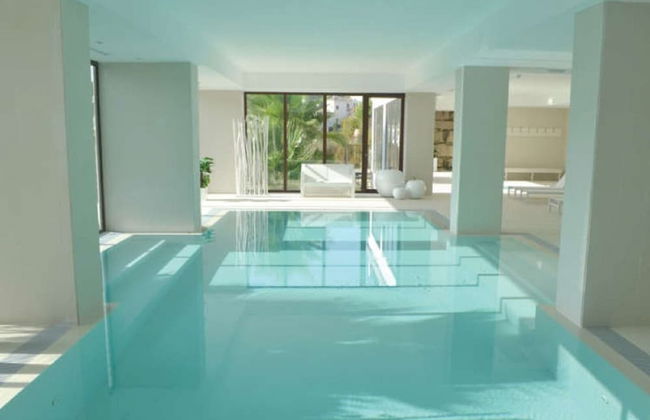 Modern Two Bedroom Villa With Indoor Pool & Spa - Photo 17