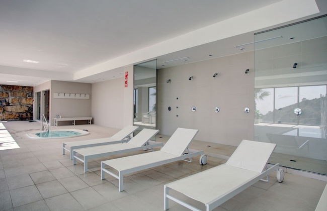 Modern Two Bedroom Villa With Indoor Pool & Spa - Photo 21