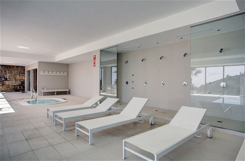 Foto 21 - Modern Two Bedroom Villa With Indoor Pool & Spa