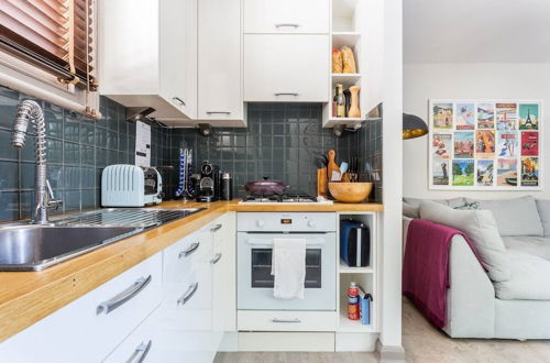 Photo 13 - Delightful 2 bed Garden Flat in Shepherd's Bush