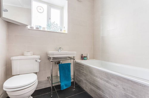 Photo 17 - Delightful 2 bed Garden Flat in Shepherd's Bush