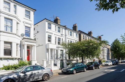 Foto 20 - Delightful 2 bed Garden Flat in Shepherd's Bush